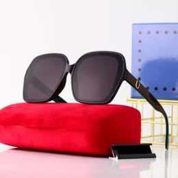 Designer solglasögon kvinnor män klassiska mode solglasögon polaroid utomhusstrand som kör UV400 -skyddsglasögon 4 färger med BO243J