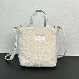 2023 Autumn/Winter Nowe świeże i urocze futra wełna wełniana skórzana torebka Crossbody Bag 240122