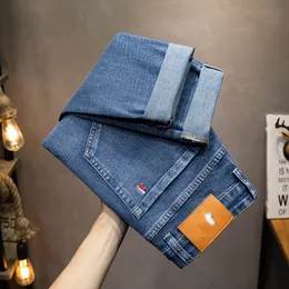 Designer de jeans masculino estiramento azul escuro fino ajuste calças de perna reta calças lápis europeu calças jeans logotipo de metal jeans tamanhos 28-40