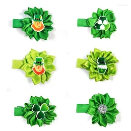 Köpek giyim 30/50pcs St. Patrick's Day Patrick's Günü Pet Hairclips Çiçekler Stil Saçkopları Sevimli Tımar Ürünleri Yavru Saç Aksesuarları