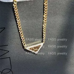 Designer Parda Jewelry p Nuova collana di diamanti a triangolo della famiglia Moda femminile di strada hip hop stile punk esagerato