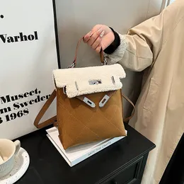 Bolsa feminina de alta qualidade outono/inverno estilo britânico moda mochila de lã de cordeiro com grande capacidade bolsa crossbody de ombro único