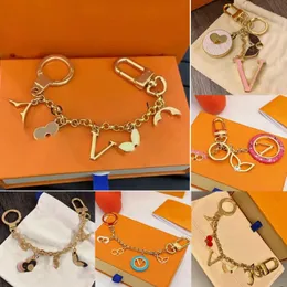 Klasik V Keychains Kadın Tasarımcısı Yüksek Kaliteli Taşınabilir Anahtarlık Lüks Monogram Metal Kar Tanesi Dairesi Anahtar Yüzük