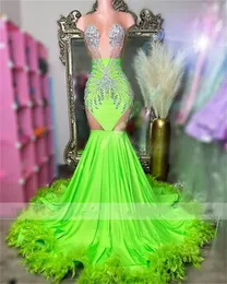 黒人の女の子のためのセクシーな緑の羽毛メムレイドロングプロムドレス2024ビーズクリスタルバースデーパーティードレスイブニングドレス