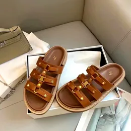 Scarpe a camminata di sandalo casual di alta qualità Sneaker gladiatore sneaker muli sandale all'aperto spiaggia scivolo da donna da uomo cupori cursori designer piatto in pelle lussuosa lusso