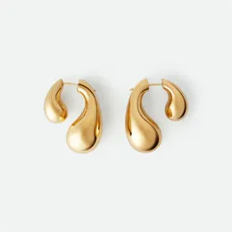 Französisch Kupfer plattiert 18K Gold Asymmetrische Komma -Wassertropfen Ohrringe S925 Silbernadel Mode Einfacher leichter Luxus -Charme Trendy Trendy