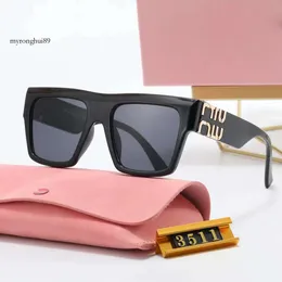 Miui Miui 선글라스 New Spring M Home Mui Street Shot Minimalist Classic Sunglasses Windshields Letter Legs Big Square Frame with Case 692