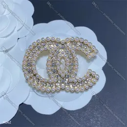 Broches de diamante de pérola completa designer carta corsage broches feminino personalidade camisola decoração acessórios