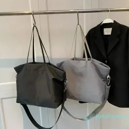 2024 Designer Brands shoppingväskor kvinnor märker vattentät resväska stor kapacitet nylon mamma tote damer axel väska handväska
