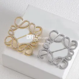 Stylowe kwadratowe broszki z koralikami Pins for Lady Designer Letter Letter Pins Pins broszki z pudełkiem na prezent