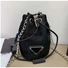 2024 moda luxo mini luxo chaveiro saco designer linda mudança carteira de couro artesanal praaada chaveiro moda homens e mulheres bolsa pingente acessórios