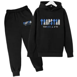 2024TrackSuit TrapStar Kids Designer Clother مجموعات ملابس من النوع الثقيل المطبوع متعدد الألوان دافئ قطعتين وضعت سراويل معطف هوديي ملابس F29