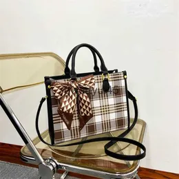 Axelväskor mångsidig tygväska för kvinnor lyxdesigner ochväskor och handväska 2023 Ny canvas tartan paern dekoration soulder crossbody bagqwertyui45