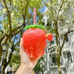 Tazze Tazza da 500 ml con fragola e paglia Tazza da tè al latte per ragazza carina con ciondolo a forma di fragola Bottiglia d'acqua in plastica portatile con bicchiere