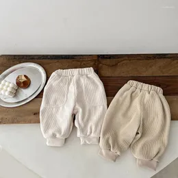Spodnie INS 2024 Urodzone spodnie chłopców bawełna i aksamitne ciepłe rozciąganie dziecka vintage wszechstronny jogger maluchów
