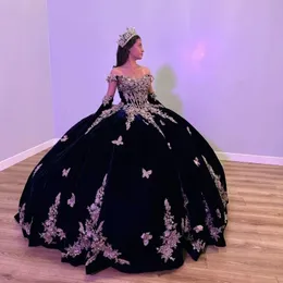 2024 فساتين Quinceanera البحرية الأزرق المخملية الفضية الدانتيل الدانتيل قبالة الكتف الفراشة كريستال حبات الأزهار 3D زهور الكرة ثوب الضيف