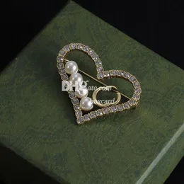 Spille da donna a cuore dolce Spille di perle di design Spille placcate con lettere di fascino per feste di matrimonio