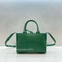 Классическая модная 2023 года из воловьей кожи Botegas Cassette Designer Bag Venetas Новая кожаная ручная тканая сумка Arco через плечо подмышками через плечо Женские женские сумки Iqk4 Q58N