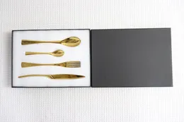 Set di posate in oro del designer Coltello, forchetta e cucchiaio in acciaio inossidabile 304 Set di quattro bistecche per hotel Coltello speciale Forchetta Dessert Caffè Stoviglie dorate per la casa Confezione regalo