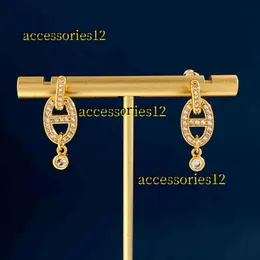 Stud 2024 Stud Designer Nose Ear Studs Female Sparkling Diamonds Fashionable Simple And Cool Style Earrings Fashionable Brand Elegant Face Thin Earrings New Style