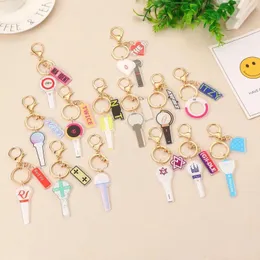 Keychains kpop 두 번 길 잃은 아이들 Itzy ateez aespa astro gidle 보이즈 보물 아크릴 키 체인 키 링 가방 펜던트 액세서리 팬 선물