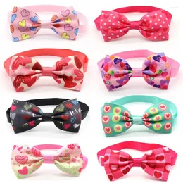 Hundkläder 30/50 PC Valentine's Day Pet Supplies Products Love Heart Style Dogs Bowties Slitte Accessoires Bow