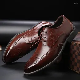 Sapatos de vestido Derby Homens Couro Esculpido Brogue Longo Asa Lace-up Casual Negócios Escritório Festa de Casamento Confortável Sapato