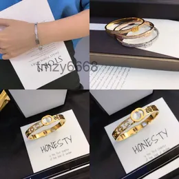 Bracciale rigido squisito braccialetto di lusso design da donna moda stile semplice classico gioielli di marca regali di coppia selezionati Natale famiglia compleanno placcato oro 18k I9OX