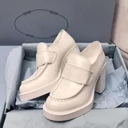 Дизайнерские туфли на высоком каблуке на платформе Кожаные лоферы Треугольное шоколадное платье Сандалии Матовая обувь для лоферов Женская уличная повседневная обувь с коробкой 521