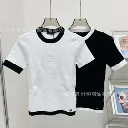 Suéter de grife feminino Xiaoxiangfeng em torno do pescoço combinando com cores de malha T-shirt de manga curta feminino fino verão novo top 2024 primavera / verão
