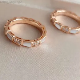 Designer Bvlgary smycken seiko version ormformad ring för kvinnor med guldplätering fashionabla och personliga ormben pekfinger vit fritillaria ljus