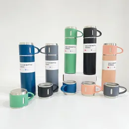 Tragbare farbige 17-Unzen-Edelstahl-Reisekaffee-Vakuum-isolierte Wasserflasche im Großhandel, Geschenkbox für Geschäftstreffen, Geschenkbox, Paketset mit einer Tasse und zwei Deckeln