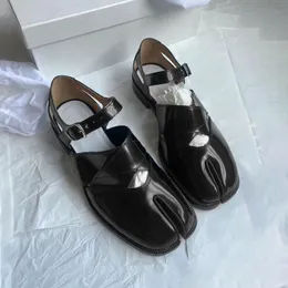 Luxurys Designer feminino Maisões de vestido Sapatos de vestido plano novo estilo casual sapato sandália tabi sheepskin caminhada moda moda preto slipper walk sneaker lady presente