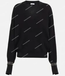 Suéter feminino Brunello com gola V de algodão preto e rebites no punho