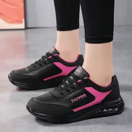 Lätta löparskor för kvinnliga sneakers trender luft sneaker mode svart sport casual pu läder kudde nonslip 240126