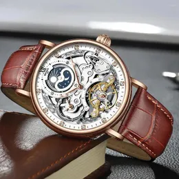 ساعة معصم Kinyued Moon Phase Men Men's Automatic Mechanical Watch 3BAR مقاوم للماء مزدوج المنطقة الزمنية عرض المعصم عرضة على مدار الساعة Relogio