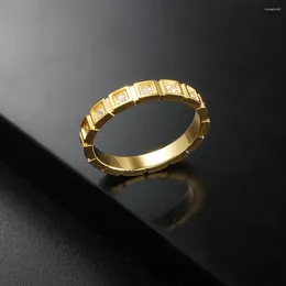 Кольца кластера 2024 Маленькое квадратное кольцо с цирконом из нержавеющей стали 18-каратного позолоченного круга с инкрустацией кристаллом на палец для женщин Модные ювелирные изделия