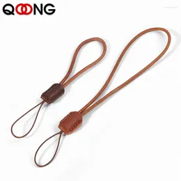 Keychains Qoong äkta lädermetallbil Keychain Manual Weaving Retro Rope Key Chain Holder Calfskin Phone Lanyard Ring M01