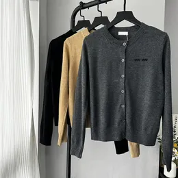 Carta bordada feminina cardigan camisola manga longa botões de malha jaquetas designer luxo casual primavera suéteres