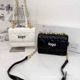 2023 Autumn New Diamond Bag Chain Messenger Bag med en enda axel Crossbody Portable Mobile Tome Women's Bag T240131