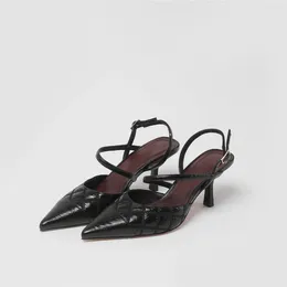 حذاء اللباس slingbacks خياطة الديكور الصنادل السوداء مدببة إصبع القدم عالية الكعب الأمامي الخلفي حزام مثير النمط الصندل de plataforma مصمم