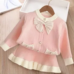 Set di abbigliamento 2024 Ragazze Autunno Abito Fiocco Edizione coreana Set per bambini Baby Foreigner Cardigan lavorato a maglia Due pezzi 2-8 anni Top e Bot