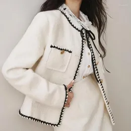 Vestidos de trabalho bege xiaoxiangfeng conjunto para mulheres 2024 outono / inverno design avançado temperamento moda casaco fino ajuste curto a-line skir