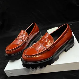 Tıknaz loafer saçaklar zincir cilalı bulban tasarımcısı kadınlar elbise ayakkabıları slip-on platform somunlar tasarımcı ayakkabıları en kaliteli cowhide bahar/yaz 2024 lastik pabuç