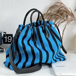 Bolsa de lona com listras de grife: bloco de cores espaçoso, bolsa balde crossbody para mulheres – elegante e leve azul