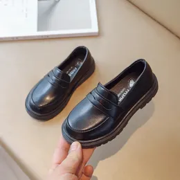 İngiltere tarzı çocuk deri ayakkabılar erkekler için bahar kızlar retro siyah tek ayakkabı çocuklar için yumuşak mokasen ayakkabılar 240131