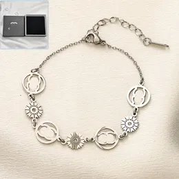 Bracciale da donna placcato in argento Nuovo braccialetto di gioielli di design con scatola Bracciale di gioielli di amore stile moda Bracciale a catena in acciaio inossidabile di alta qualità