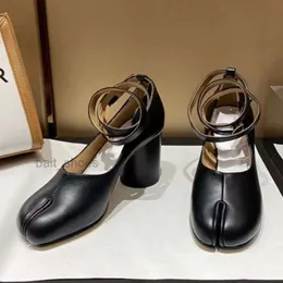 Abito casual firmato Mm6 Majira Tabi Punta divisa Cintura con fibbia singola Maiale Cavallo Pecora Zoccolo Scarpe con tacco alto da donna