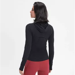 "Mantenha-se aquecido e elegante com nossa jaqueta de corrida com capuz - blusa de ioga macia e respirável, moletom slim fit com aberturas para os polegares para maior conforto e conveniência"