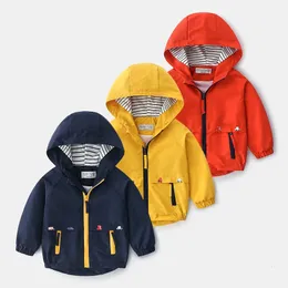 Pojkar Spring Autumn Coats Kids Jackets Toddler Hooded Windbreaker With Pocket Children Zipper Ytterkläder Babykläder 27 år 240125